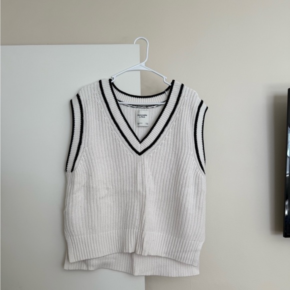 Abercrombie & Fitch Tops - Abercrombie White & Black Sweater Vest